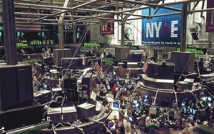 Acciones de EEUU caen abruptamente tras la infecci&oacute;n de Covid-19 de Trump