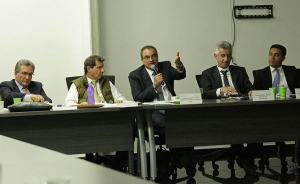 Gobierno y ganaderos buscan salida a problem&aacute;tica lecherea
