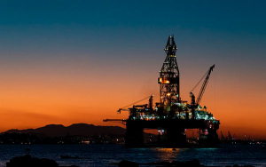 Petr&oacute;leo Brent supera los 130 d&oacute;lares el barril por primera vez desde 2012