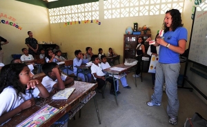 El Gobierno de Jamaica asigna fondos para aumentar el salario de los maestros