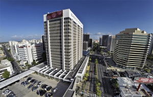 Banco puertorrique&ntilde;o amasa fortunas en medio de tormenta econ&oacute;mica