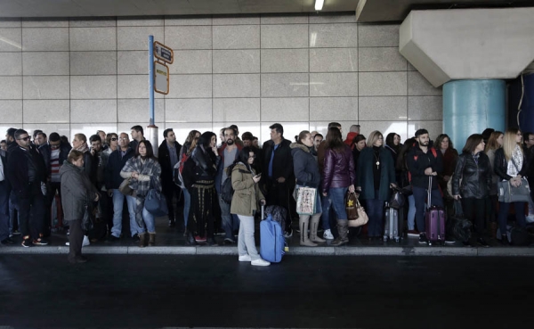 Miles de griegos se manifiestan en Atenas contra la reforma de las pensiones