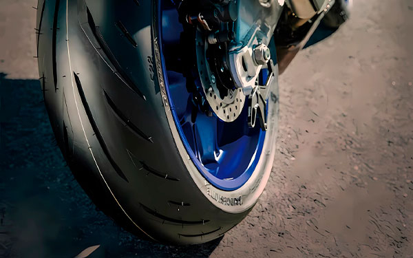 Bridgestone BATTLAX HYPERSPORT S22, complemento en motos de BMW