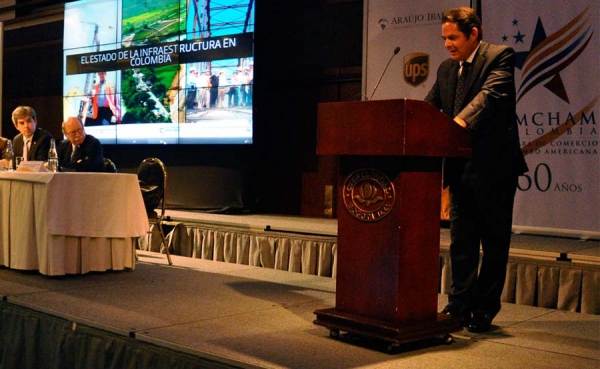 Paz es posible con infraestructura e inversi&oacute;n social: Vargas Lleras