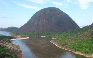 Con energ&iacute;a solar ind&iacute;genas en Guain&iacute;a disfrutan de la final de la FA Cup
