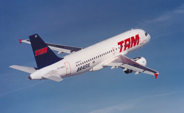 LATAM baja costos por combustible, pero la castiga la devaluaci&oacute;n