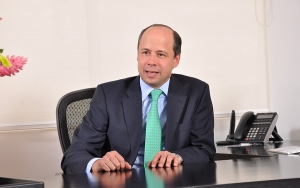 Con crisis petrolera, unos se fueron y otros hicieron ajustes: Lloreda