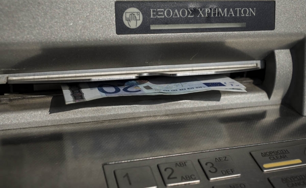 Grecia vive su primer d&iacute;a de corralito ante creciente tensi&oacute;n con acreedores