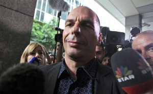 Varufakis: Grecia se convierte en vasallo del Eurogrupo con la capitulaci&oacute;n