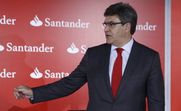 Santander se suma a la moda de cobrar 2 euros a no clientes en sus cajeros