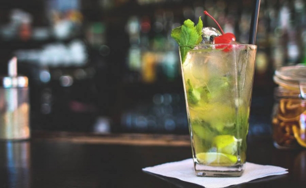 Un brindis con mojito "en el aire" para celebrar el regreso de Iberia a Cuba