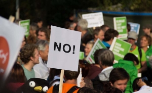 Dos mil personas rechazan en Barcelona acuerdo comercial entre EEUU y la UE